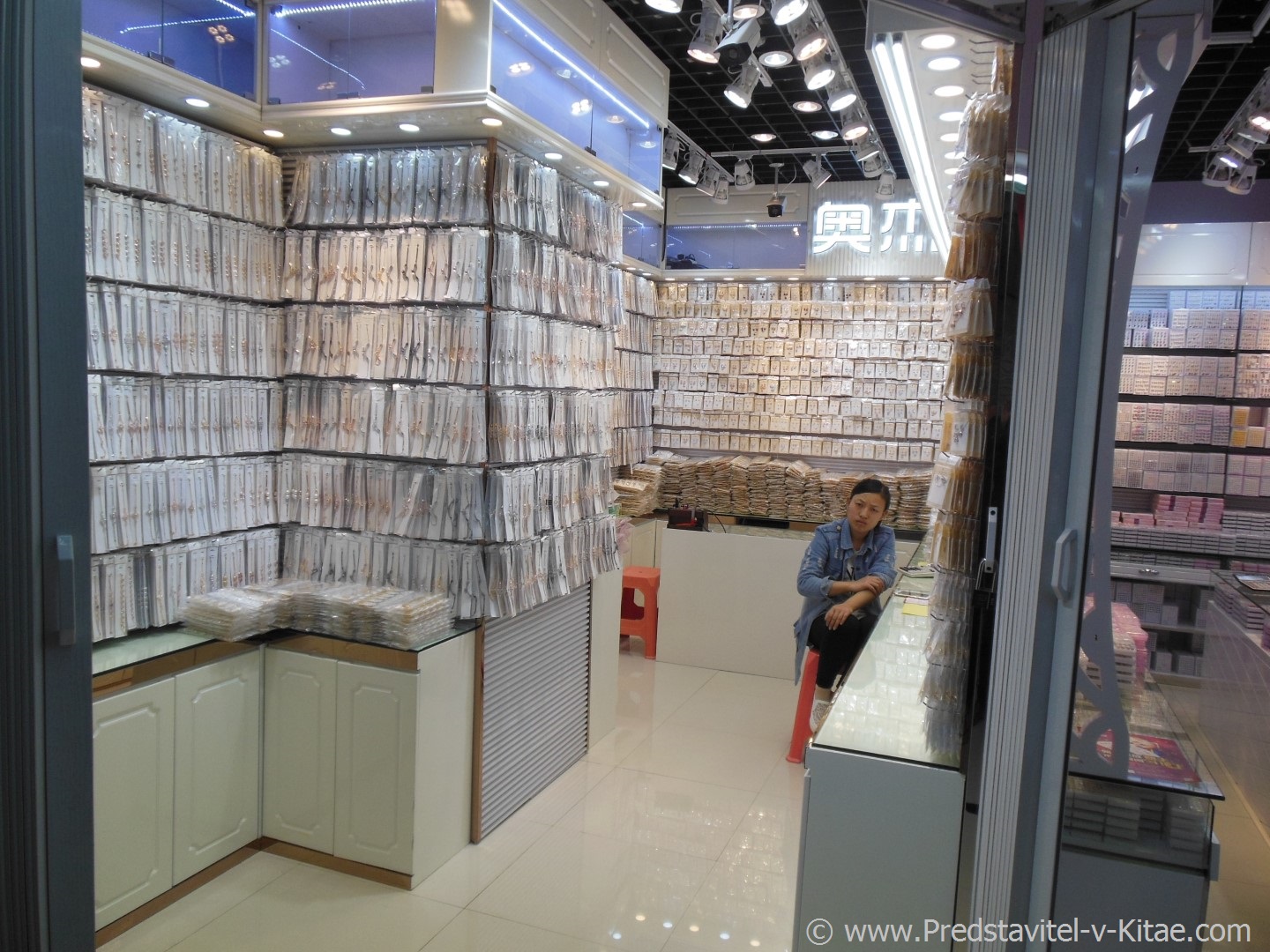 Выставочный зал производителя бижутерии, Район №1 "Восточный" Рынка в Иу Китай